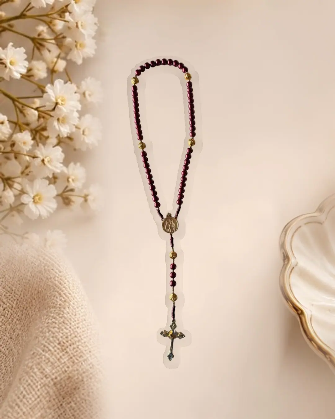 Terço com contas vinho, entremeios, medalha e crucifixo dourados