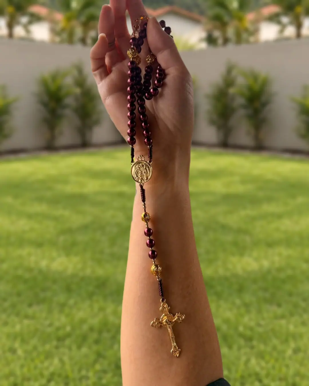 Terço com contas vinho, entremeios, medalha e crucifixo dourados