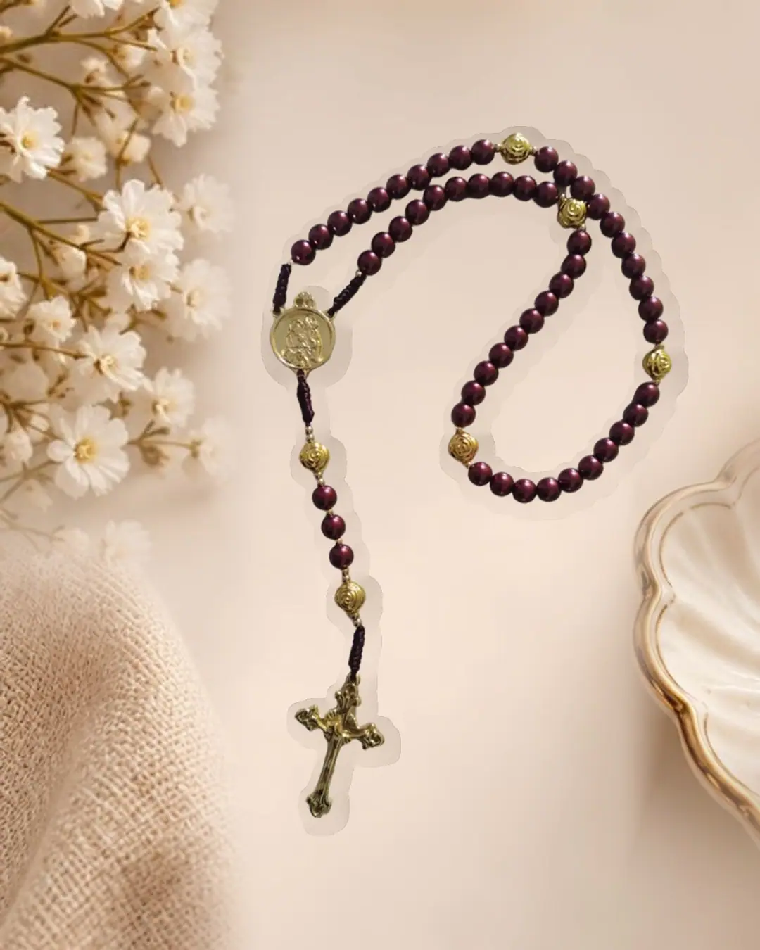 Terço com contas em tom vinho, medalha e crucifixo dourados