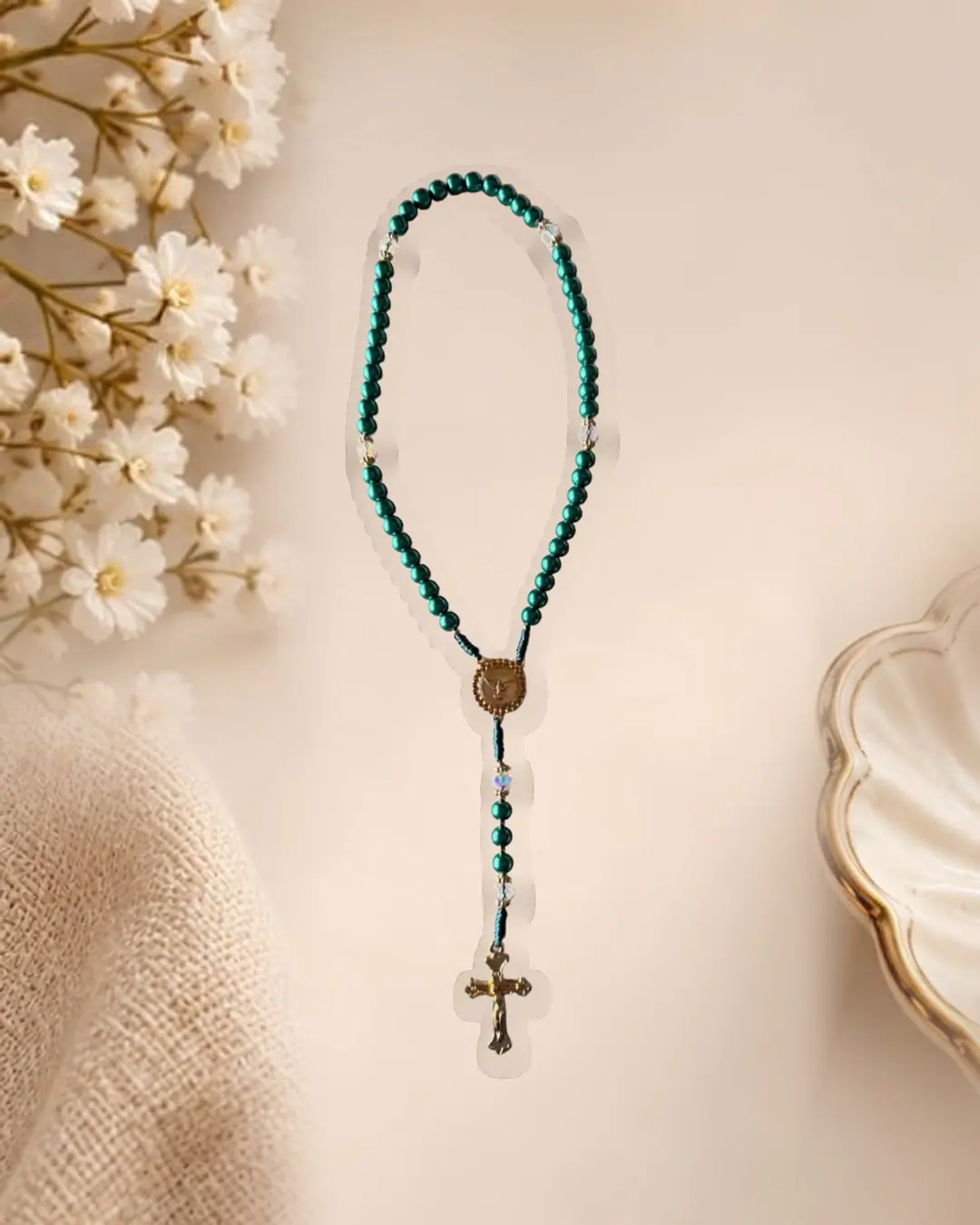 Terço com contas verde-esmeralda, cristais, medalha e crucifixo dourados