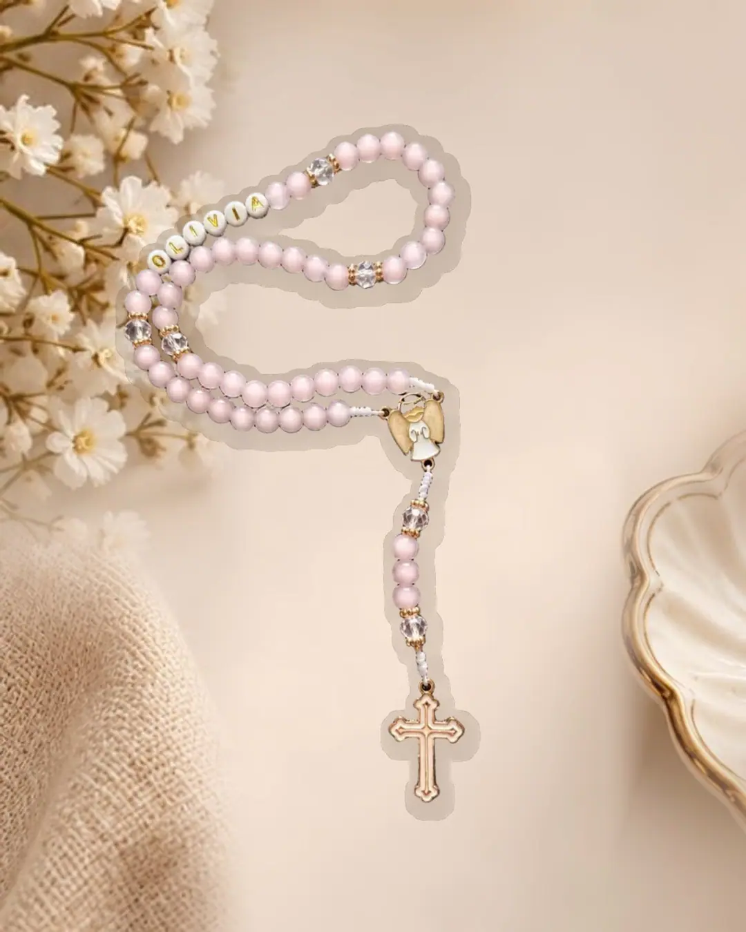 Terço rosa personalizado com nome em letras douradas e medalha de anjo