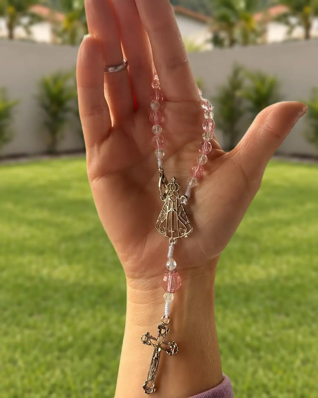 Terço de cristais rosa, medalha de Nossa Senhora Aparecida e crucifixo prateado