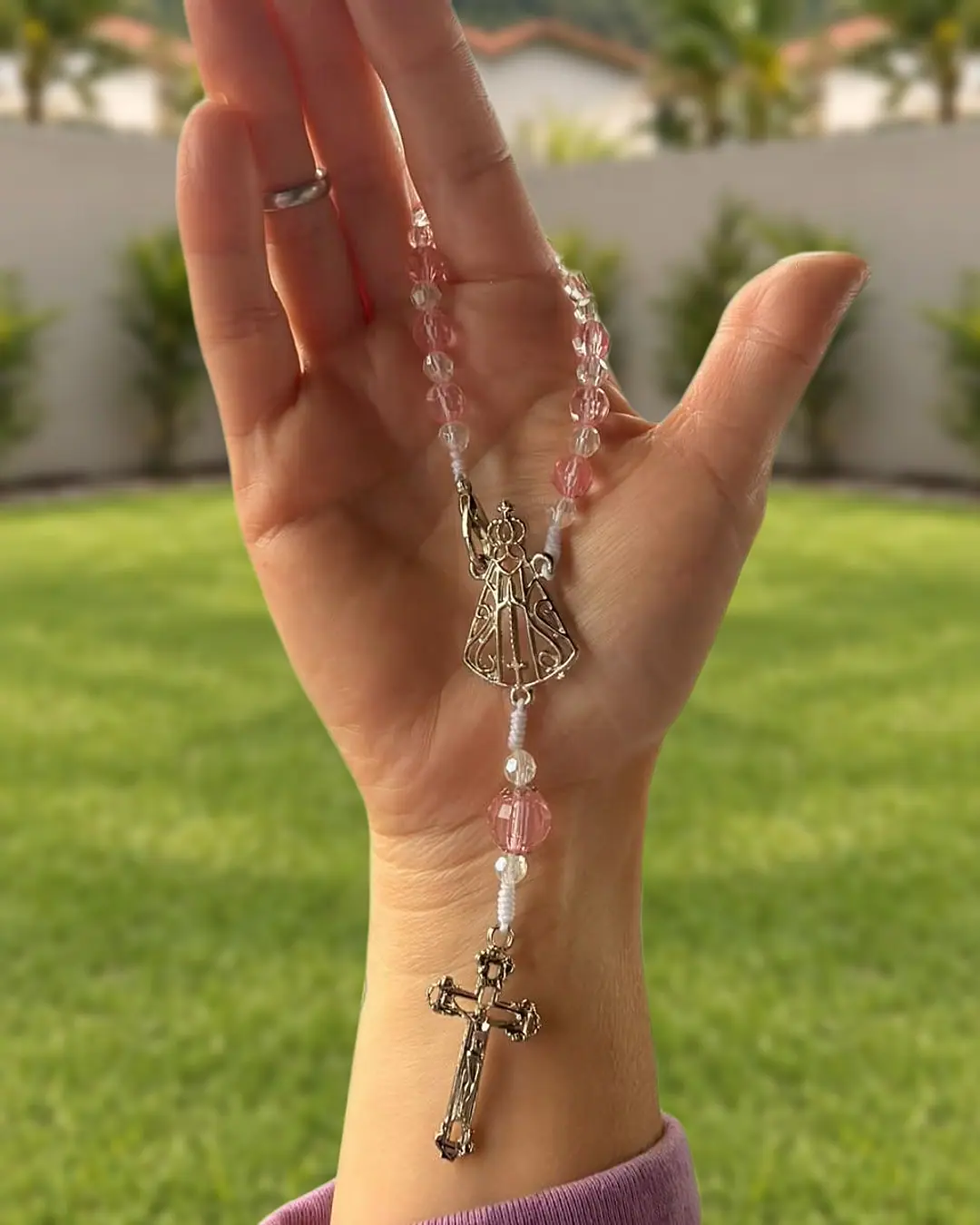 Terço de cristais rosa, medalha de Nossa Senhora Aparecida e crucifixo prateado