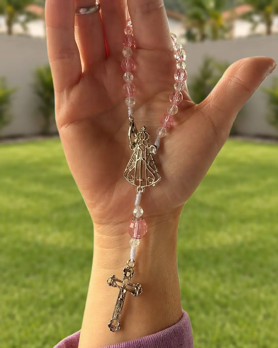 Terço de cristais rosa, medalha de Nossa Senhora Aparecida e crucifixo prateado