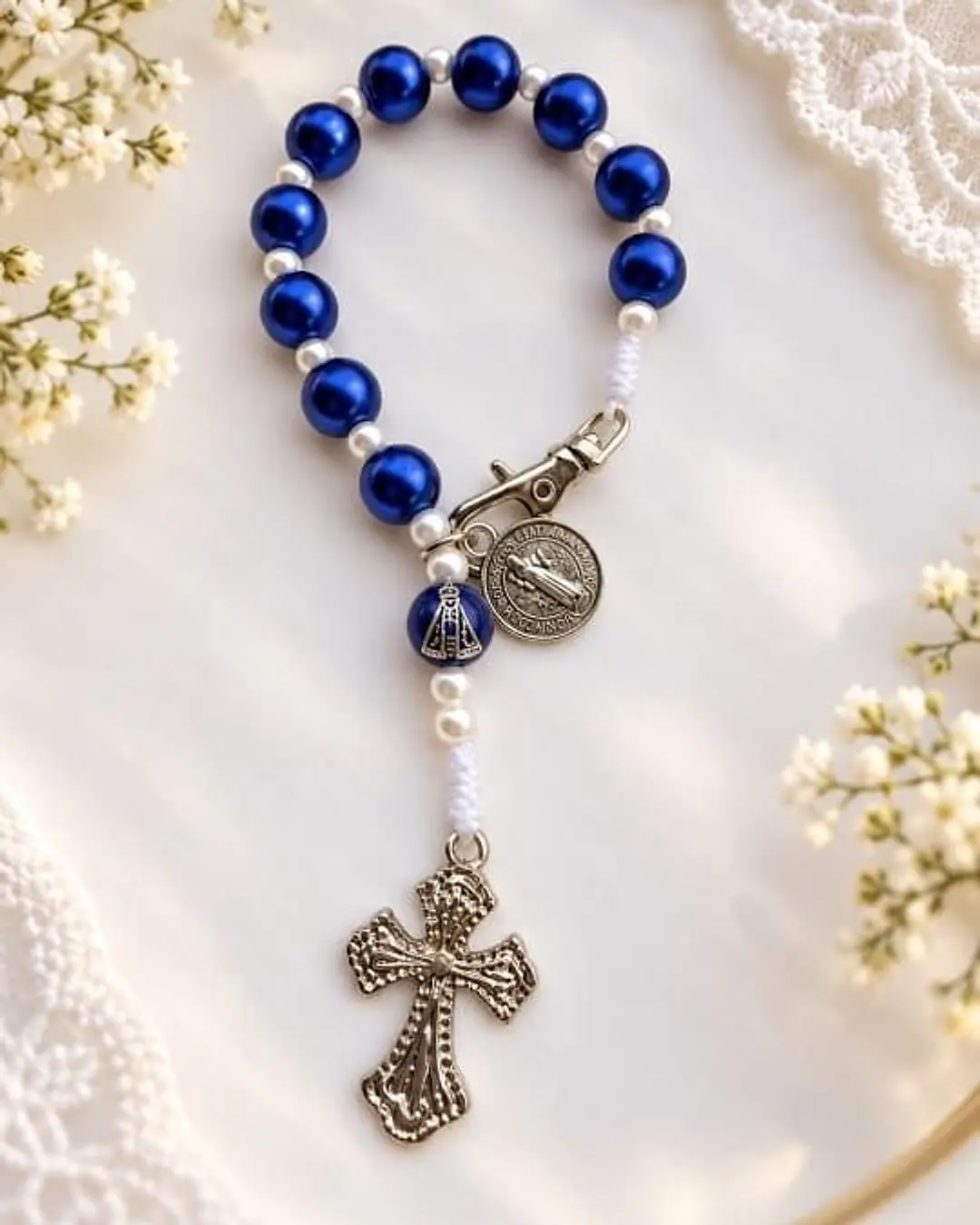 Dezena com contas azuis e pérolas, medalhas de Nossa Senhora e crucifixo prateado