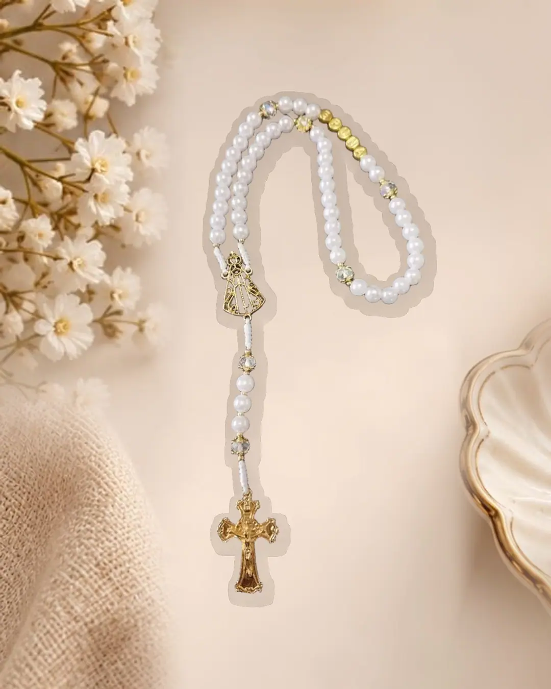 Terço branco personalizado com letras douradas e medalha de Nossa Senhora