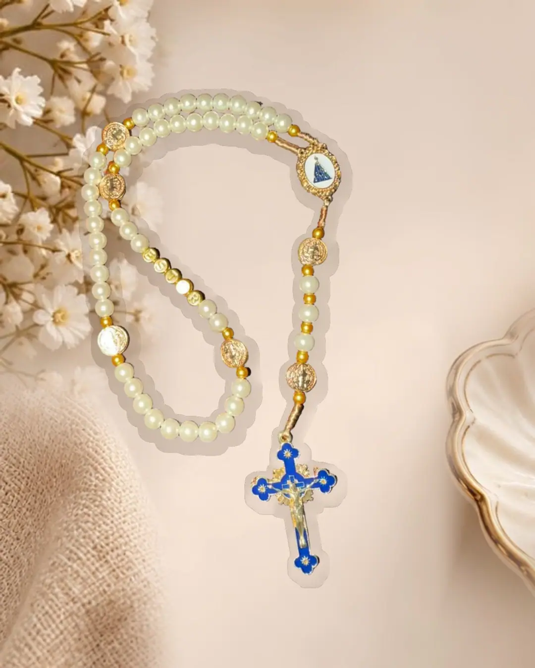Terço artesanal com contas em tom pérola, medalhas douradas e crucifixo azul