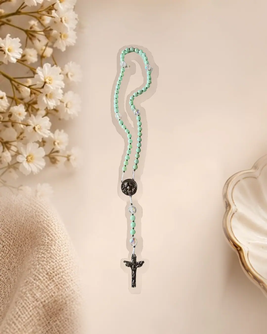Terço com contas verde-menta, cristais, medalha de anjo e crucifixo prateado