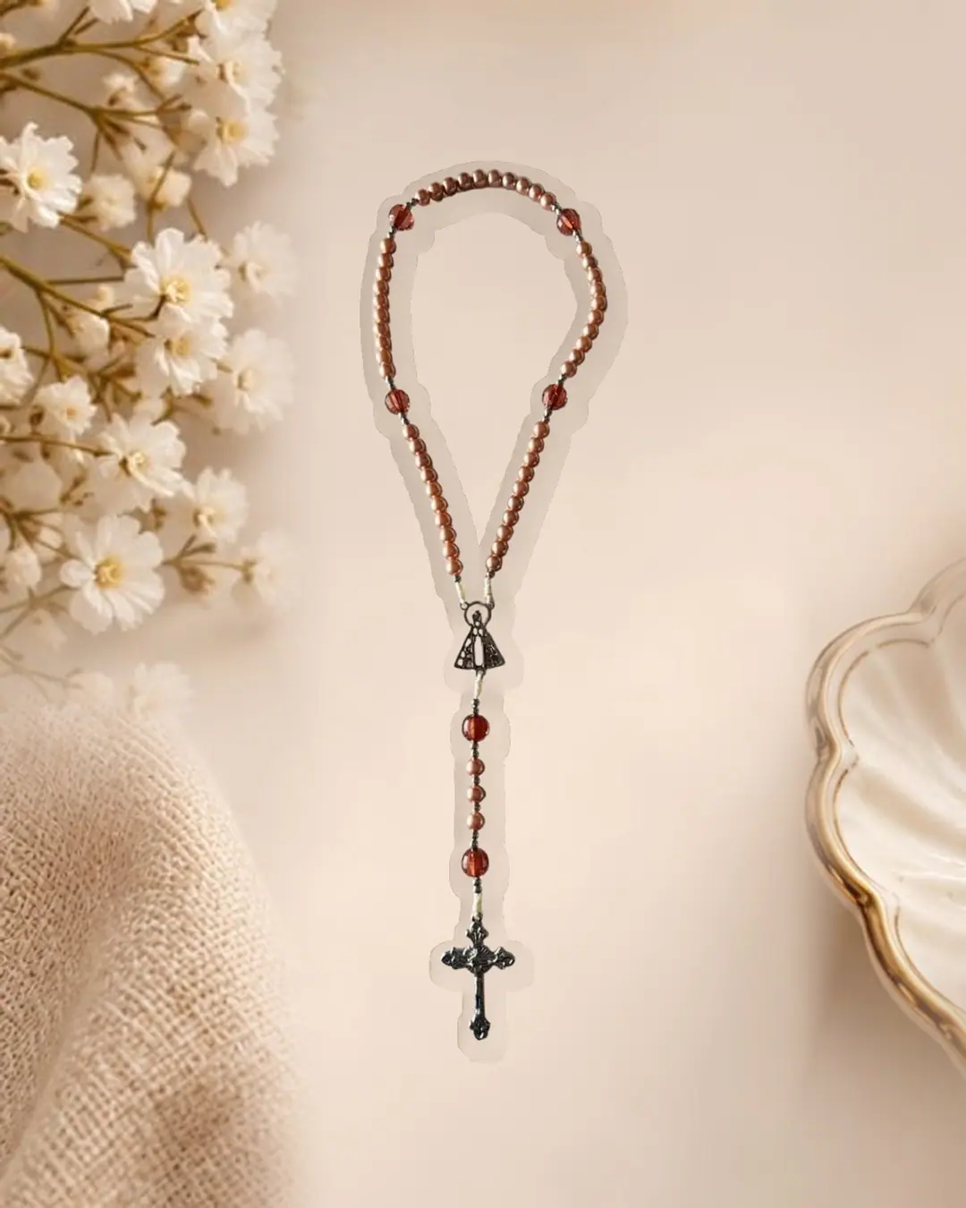 Terço com contas cor de pêssego, medalha de Nossa Senhora Aparecida e crucifixo prateado
